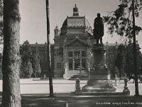 Pogled na Umjetnički paviljon i spomenik Petru Preradoviću. Trg Josipa Juraja Strossmayera, i Trg kralja Tomislava, oko 1935. godine